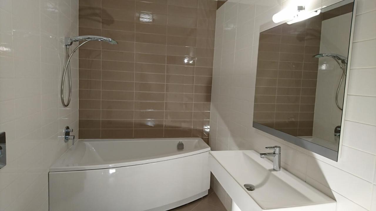 קרקוב Quiet And Spacious Apartment With Garage Option מראה חיצוני תמונה